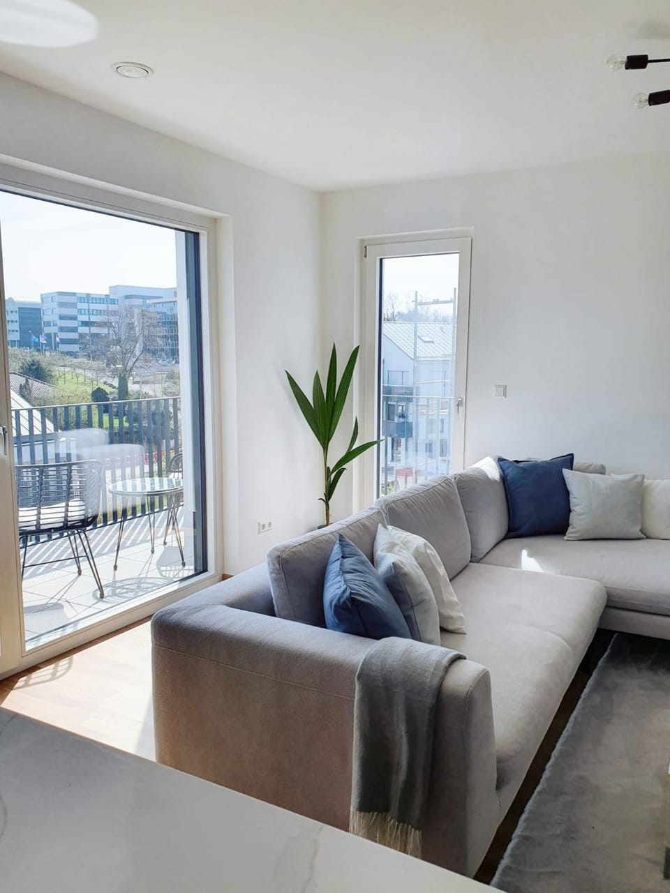 Balcony/Terrace, Living room, Seating area, City view, Street view