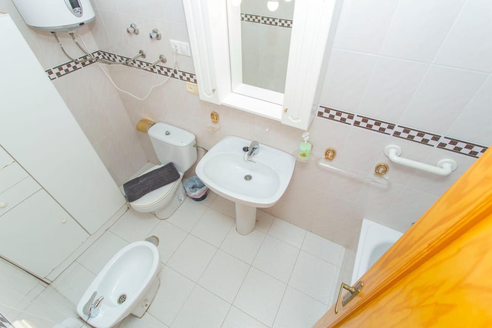 Shower, Toilet, Bathroom, bidet, towels