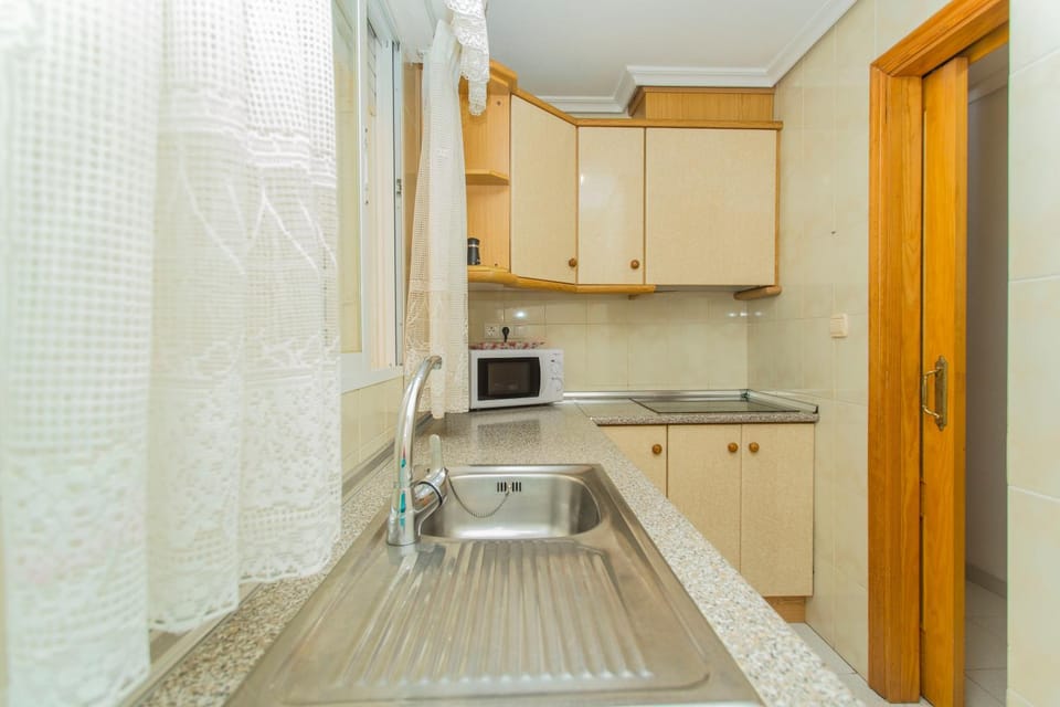 Kitchen or kitchenette, minibar, stove