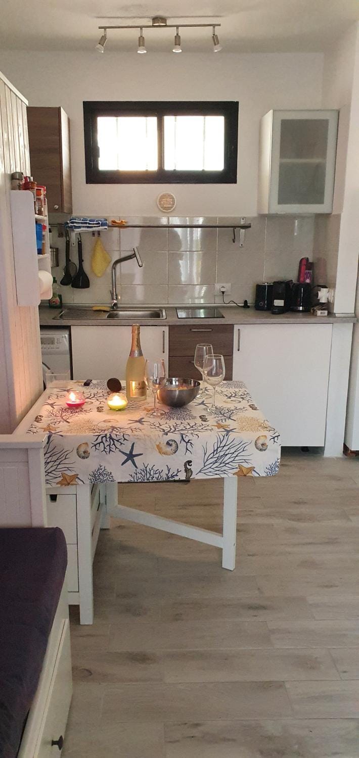 Kitchen or kitchenette, Food and drinks