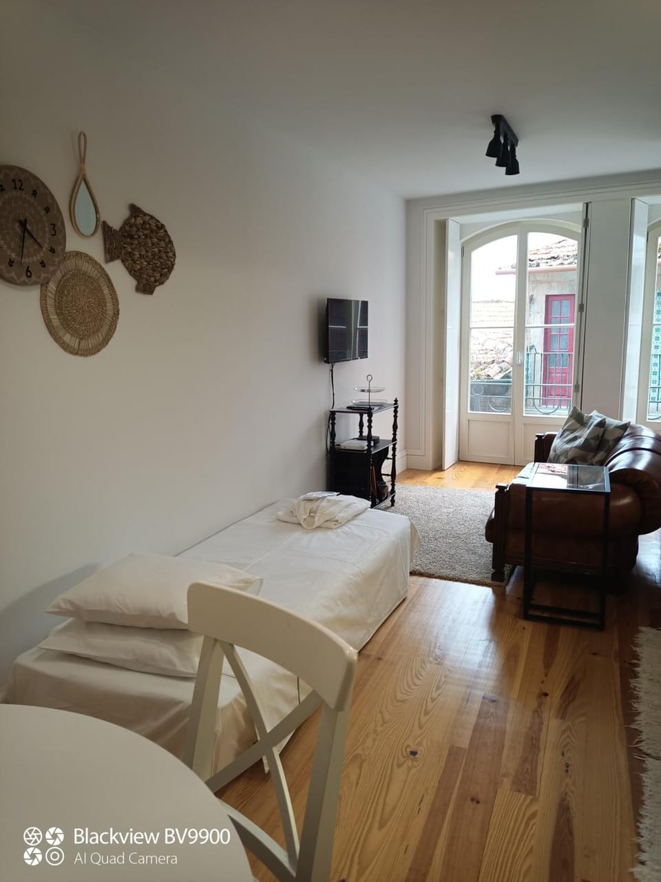 Bed, TV and multimedia, Living room