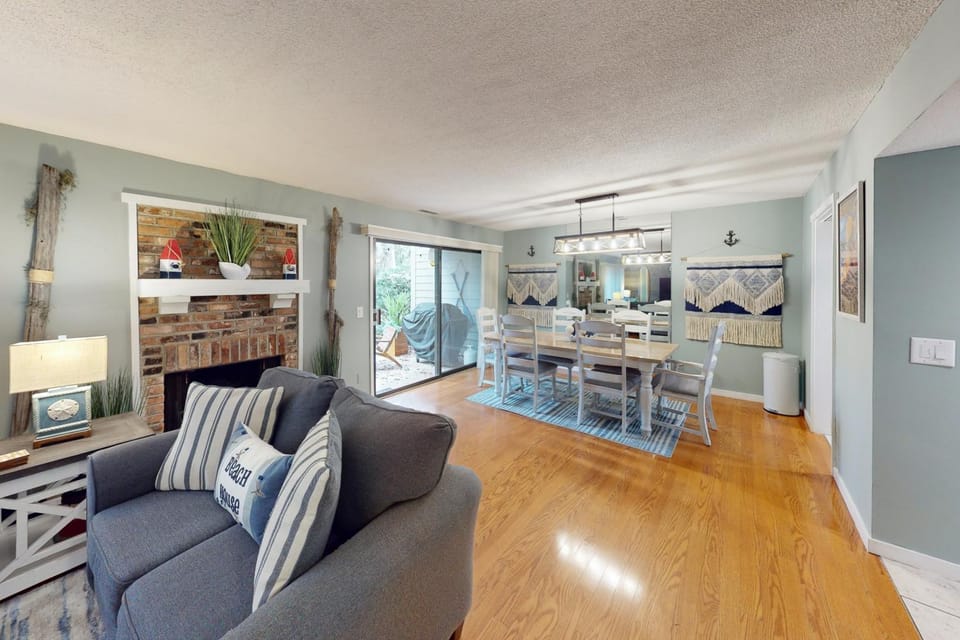 Sailmaster Common 18 House in North Forest Beach