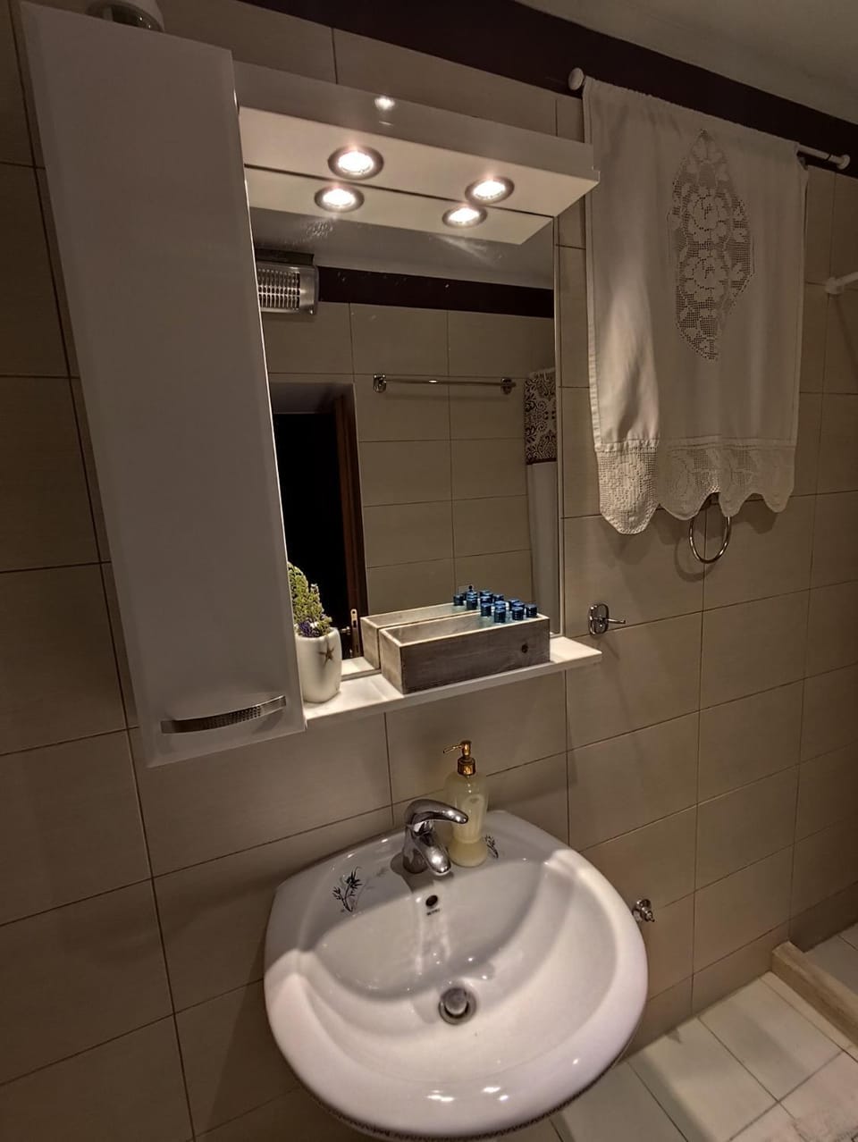 Bathroom, towels