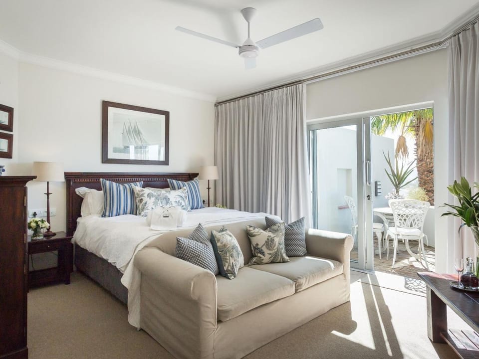 Bed, Seating area, Bedroom, fireplace