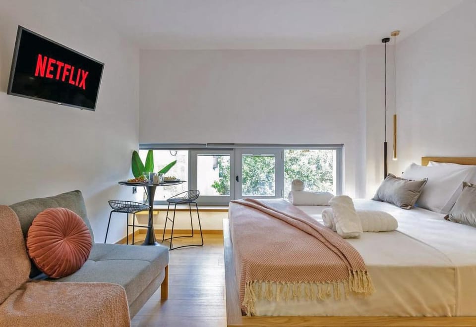 Bed, TV and multimedia, Photo of the whole room, Seating area, Bedroom