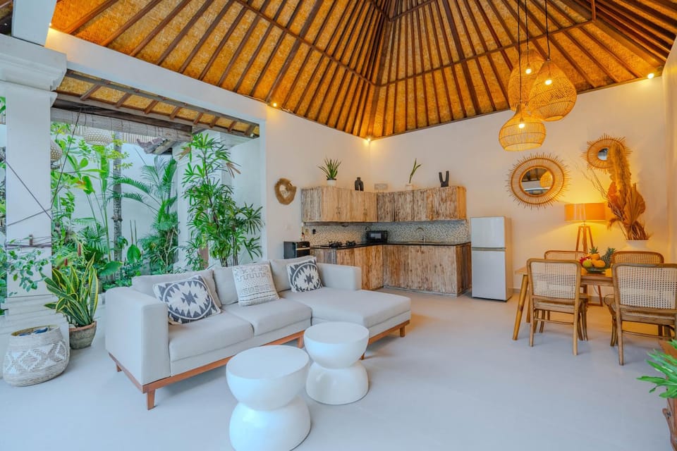 Kitchen or kitchenette, Living room, Seating area, Dining area