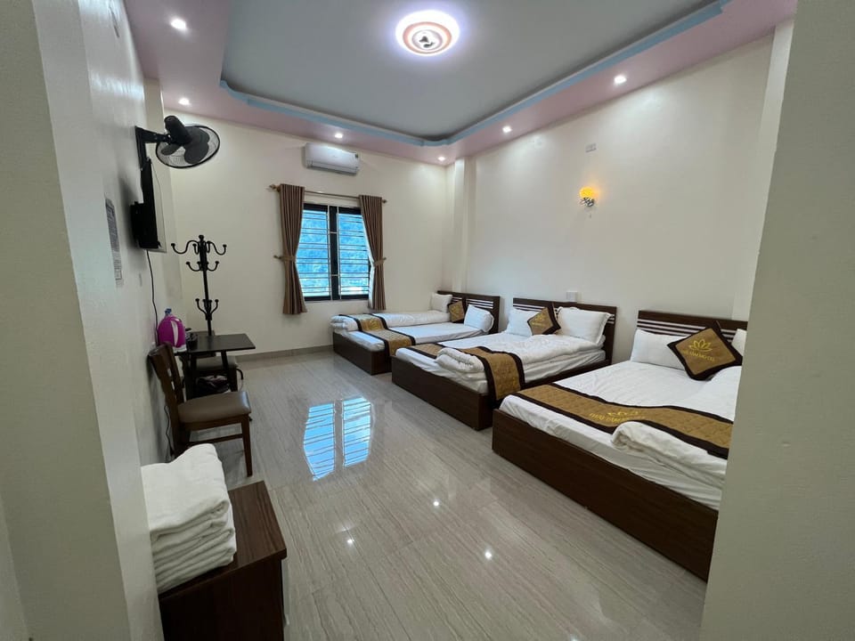 Bed, Photo of the whole room, Bedroom, towels, air conditioner