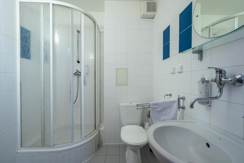 Shower, Toilet