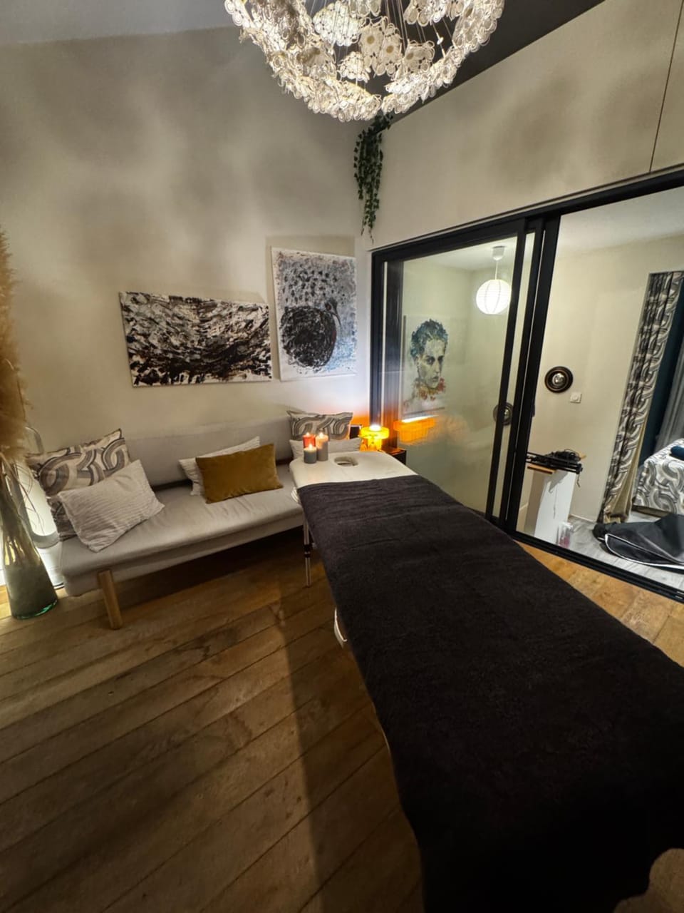 Massage, Living room