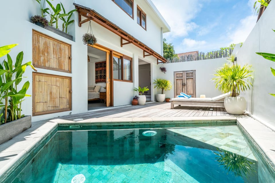 Swimming pool, sunbed