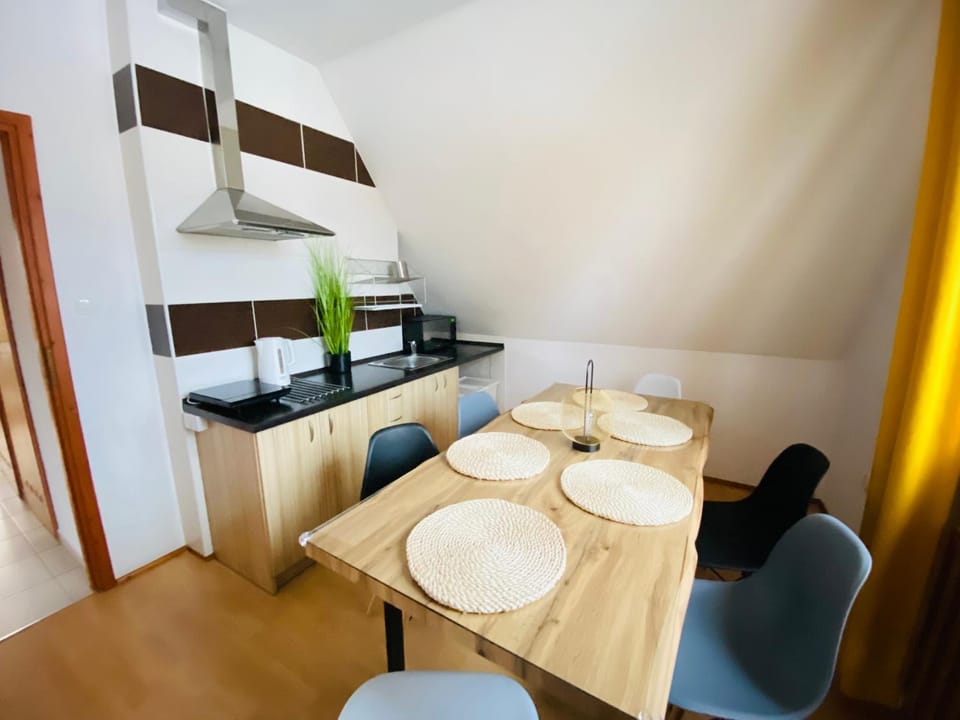 Kitchen or kitchenette, Dining area, Communal kitchen