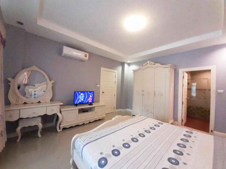Bed, TV and multimedia, Photo of the whole room, Bedroom