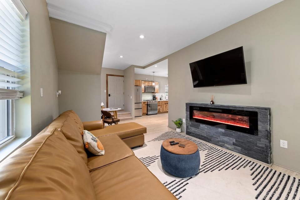 TV and multimedia, Living room, Seating area, flat iron