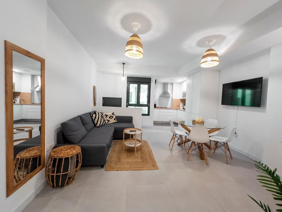 TV and multimedia, Living room, Seating area, Dining area