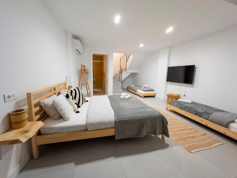 Communal lounge/ TV room, Bed, TV and multimedia, Photo of the whole room, Evening entertainment, Bedroom, towels