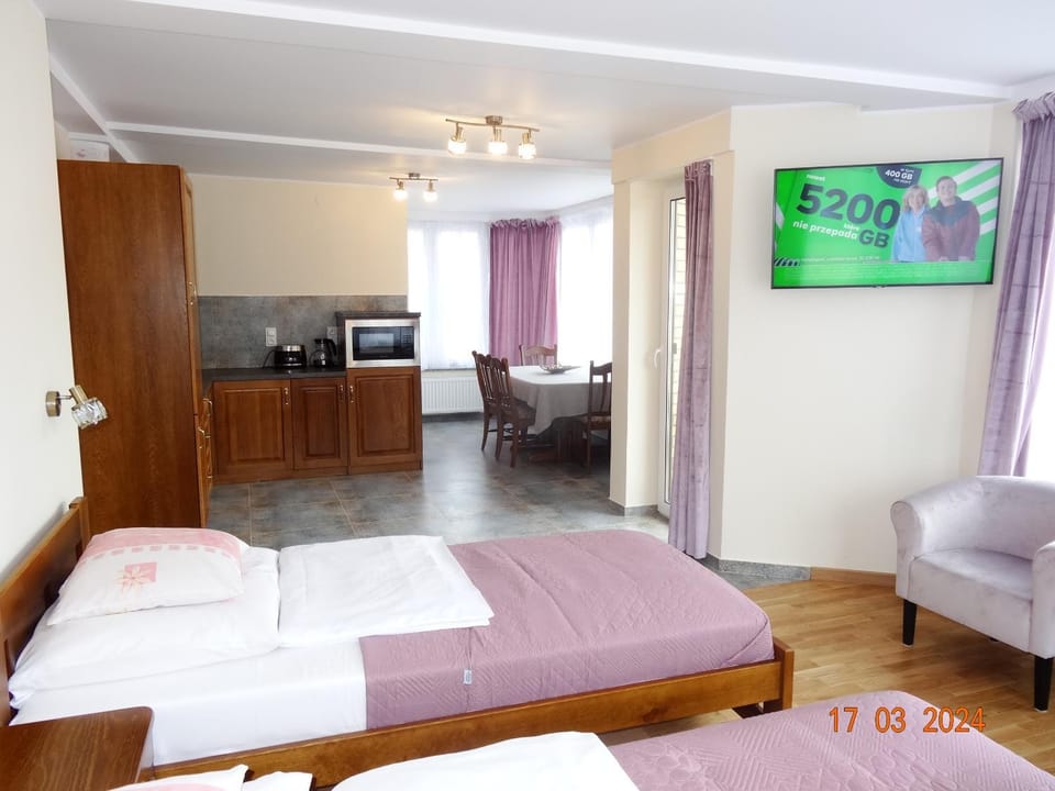 Coffee/tea facilities, Kitchen or kitchenette, Seating area