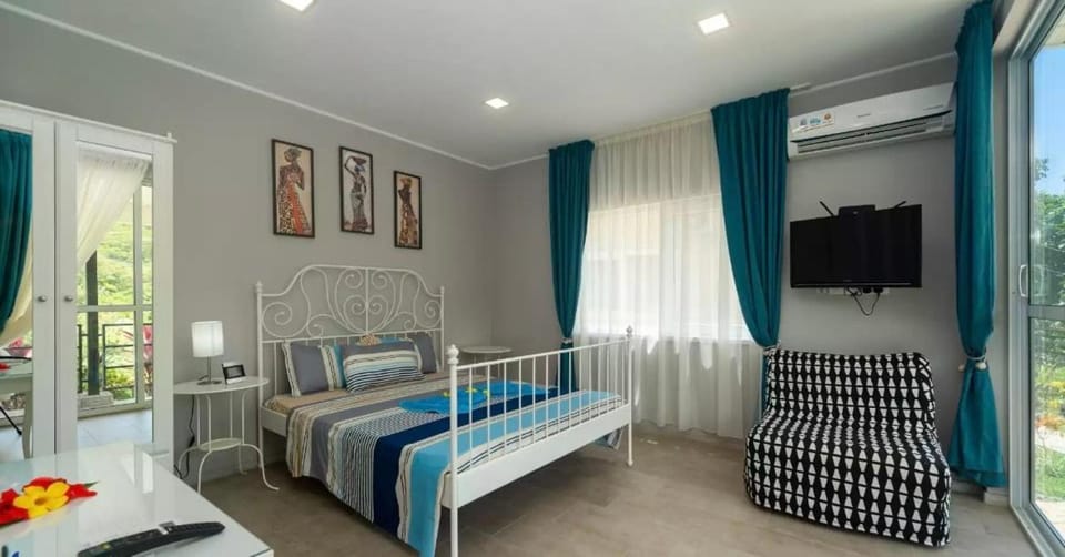 Bed, TV and multimedia, Bedroom