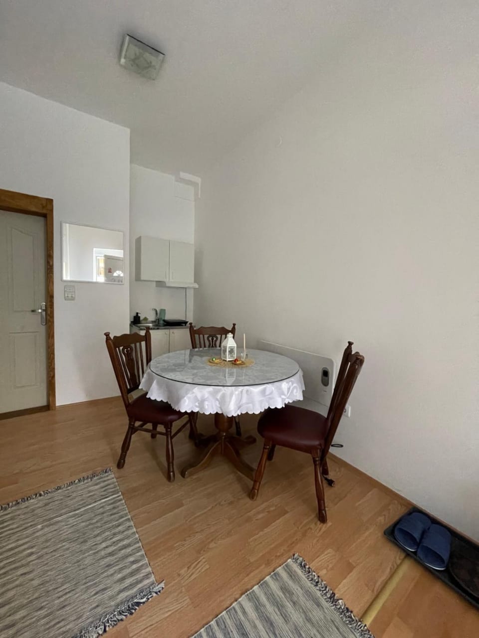 Kitchen or kitchenette, Seating area, Dining area