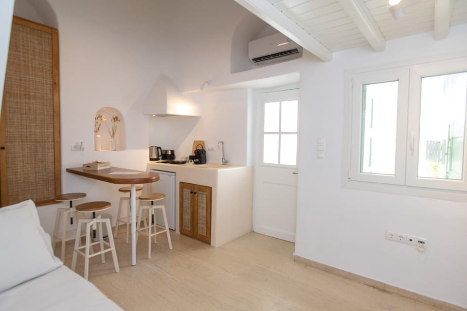 Coffee/tea facilities, Kitchen or kitchenette, Dining area, toaster