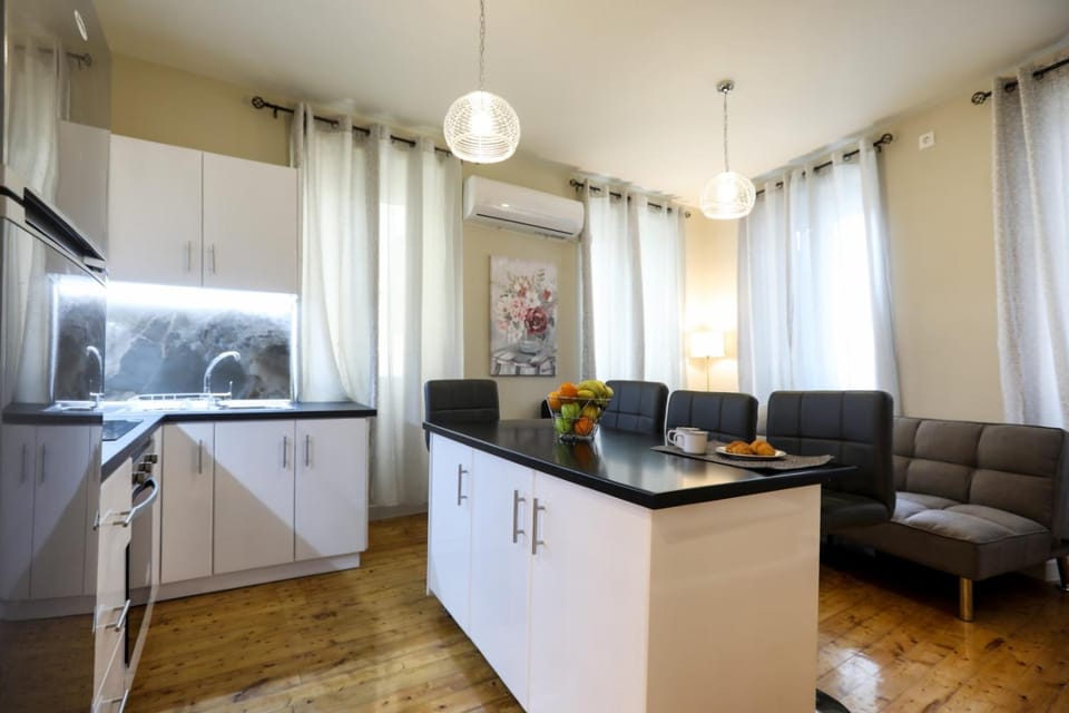Seating area, Dining area, kitchen