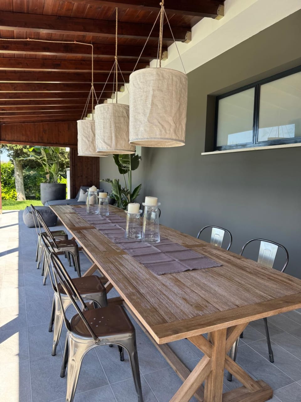 Patio, Day, Dining area