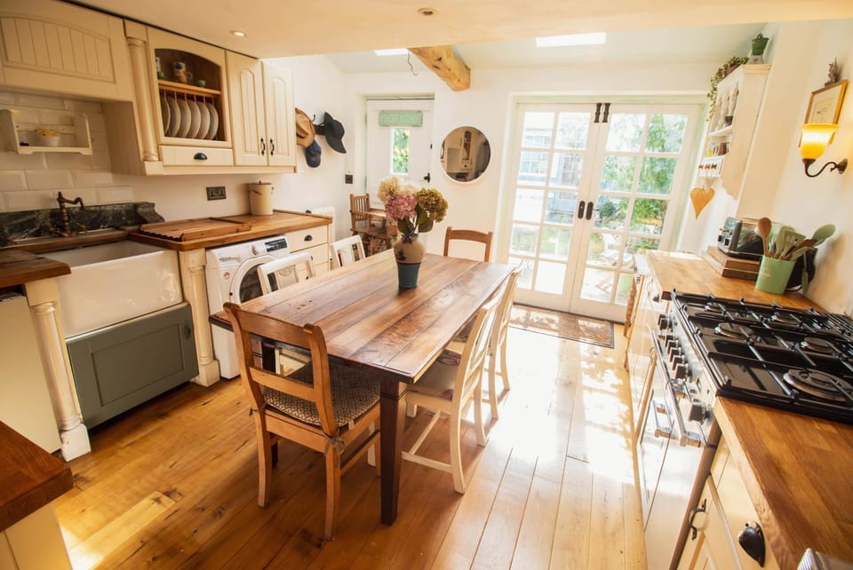 Kitchen or kitchenette, Dining area, pet friendly, stove, toaster, washing machine