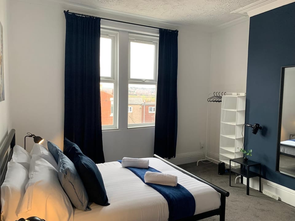 Bed, Photo of the whole room, Bedroom, hair dresser, towels