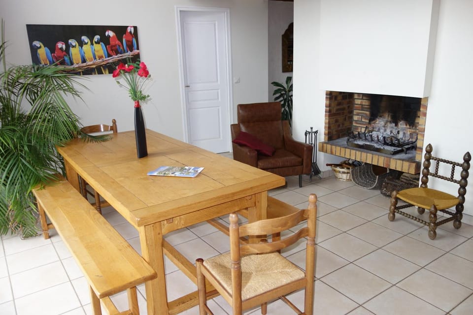 Seating area, Dining area, flat iron