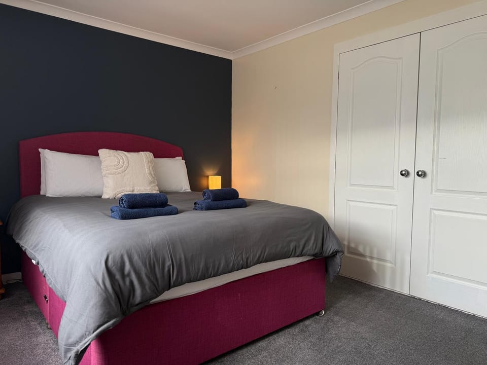 Photo of the whole room, Bedroom, wardrobe