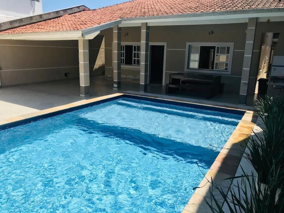 Casa de praia com piscina e churrasqueira - Indaiá Bertioga House in Bertioga