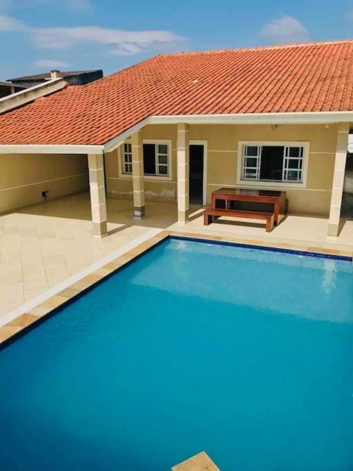 Casa de praia com piscina e churrasqueira - Indaiá Bertioga House in Bertioga