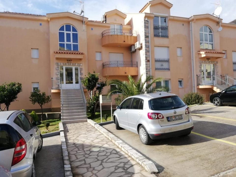 Property building, Neighbourhood, Parking