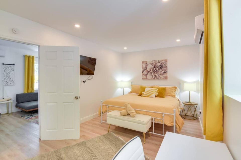 Beautiful Casita with King Bed and private patio Close to Calle 8, MIA Airport, Coral Gables House in Coral Gables