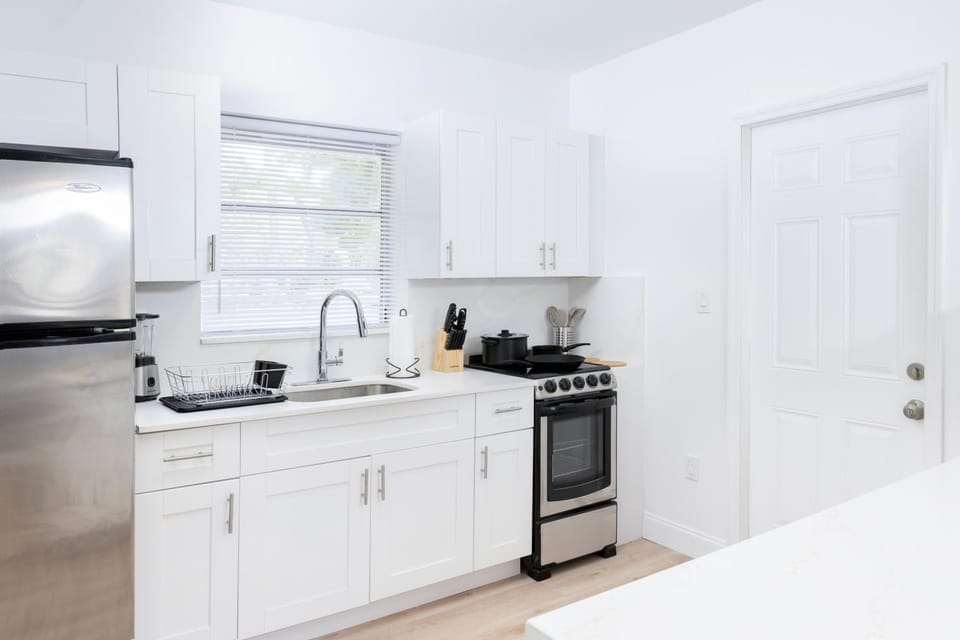 Beautiful Casita with King Bed and private patio Close to Calle 8, MIA Airport, Coral Gables House in Coral Gables