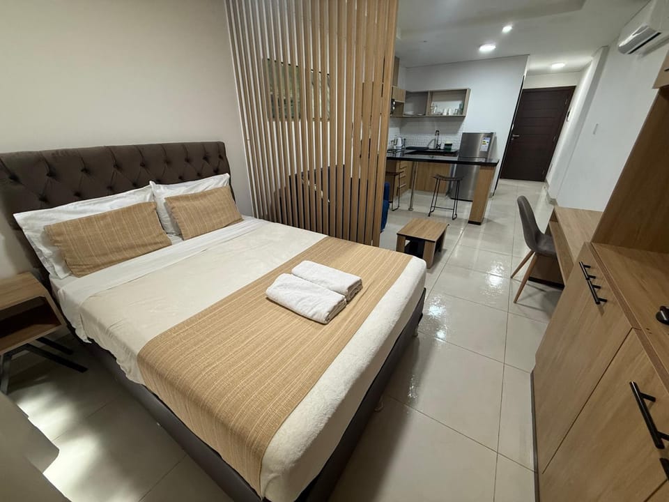 Bed, Kitchen or kitchenette, Living room, Photo of the whole room, Seating area, Dining area, Bedroom, towels, wardrobe, air conditioner