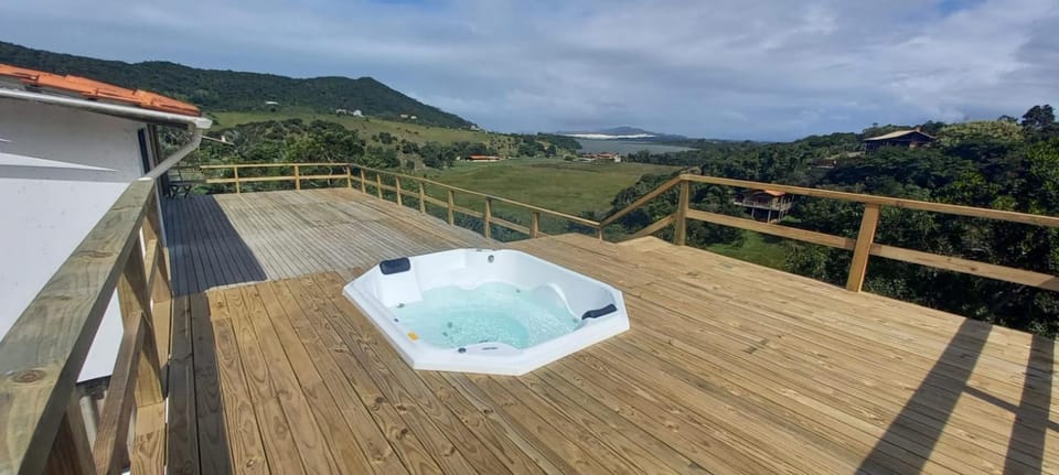 Villa Santorini Praia do Rosa com piscina e jacuzzi Villa in Imbituba