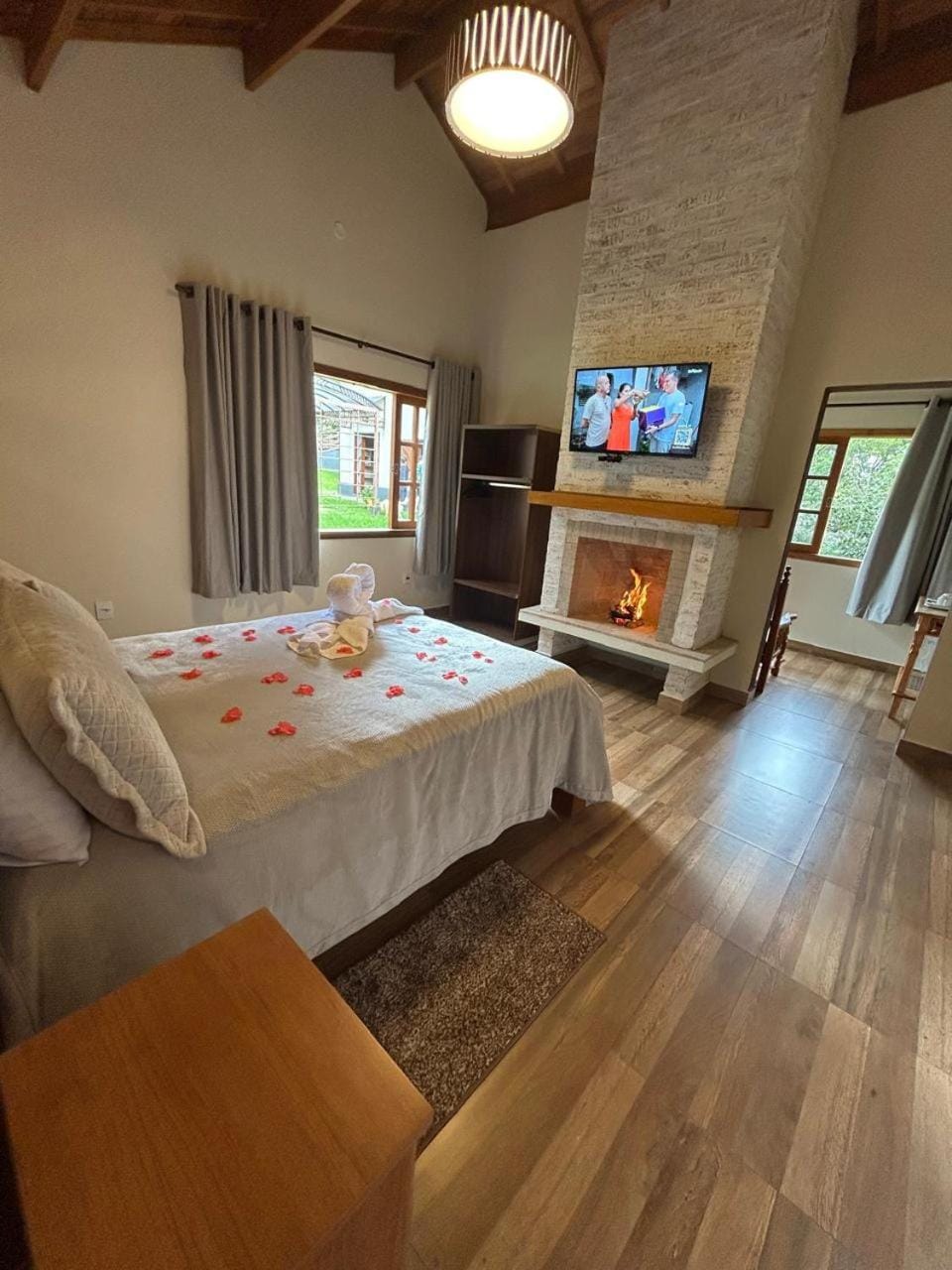 Bed, TV and multimedia, Decorative detail, fireplace