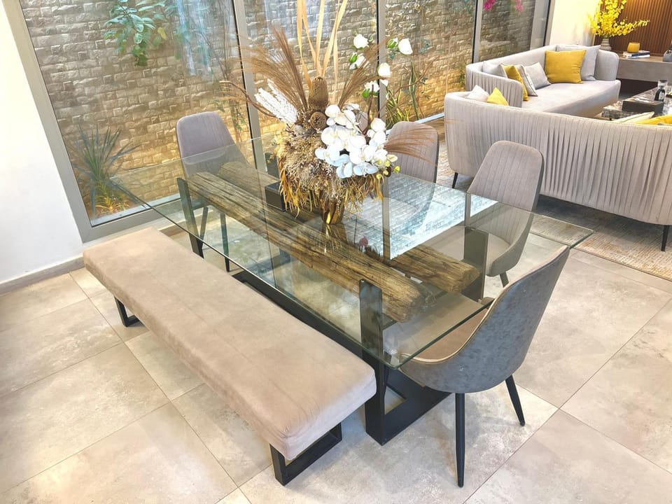 Seating area, Dining area