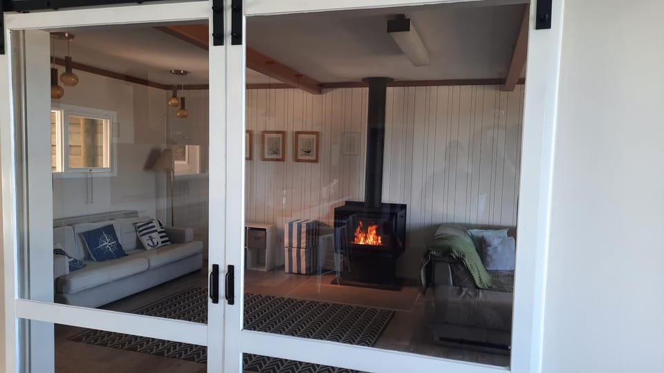 Captains on the Seafront - Wood Fire with Breathtaking sea views House in Kingscote
