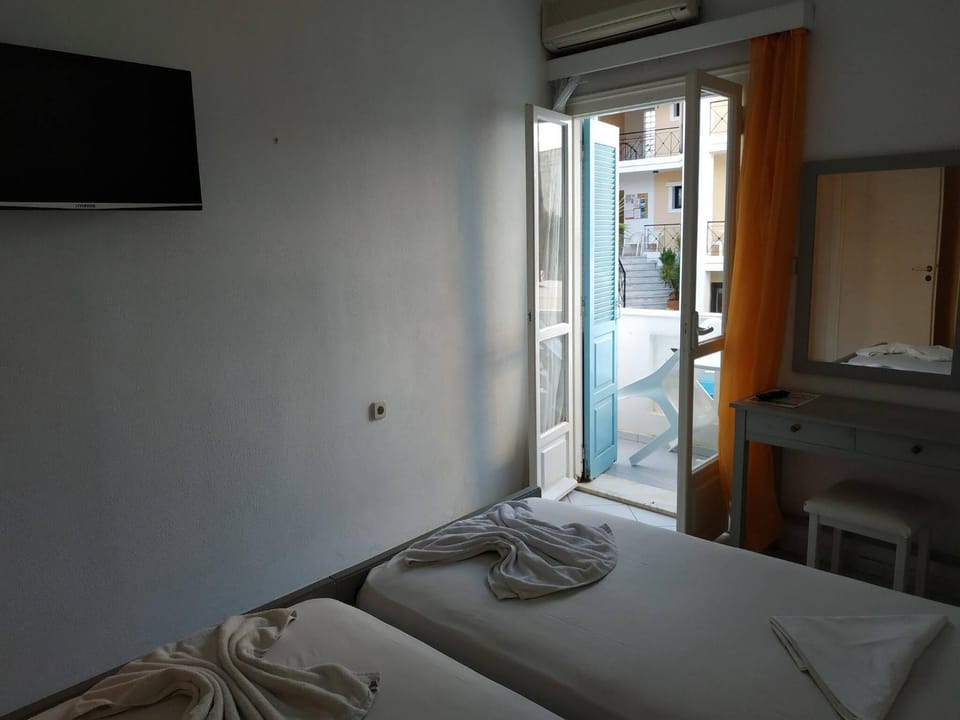 TV and multimedia, Seating area, Bedroom