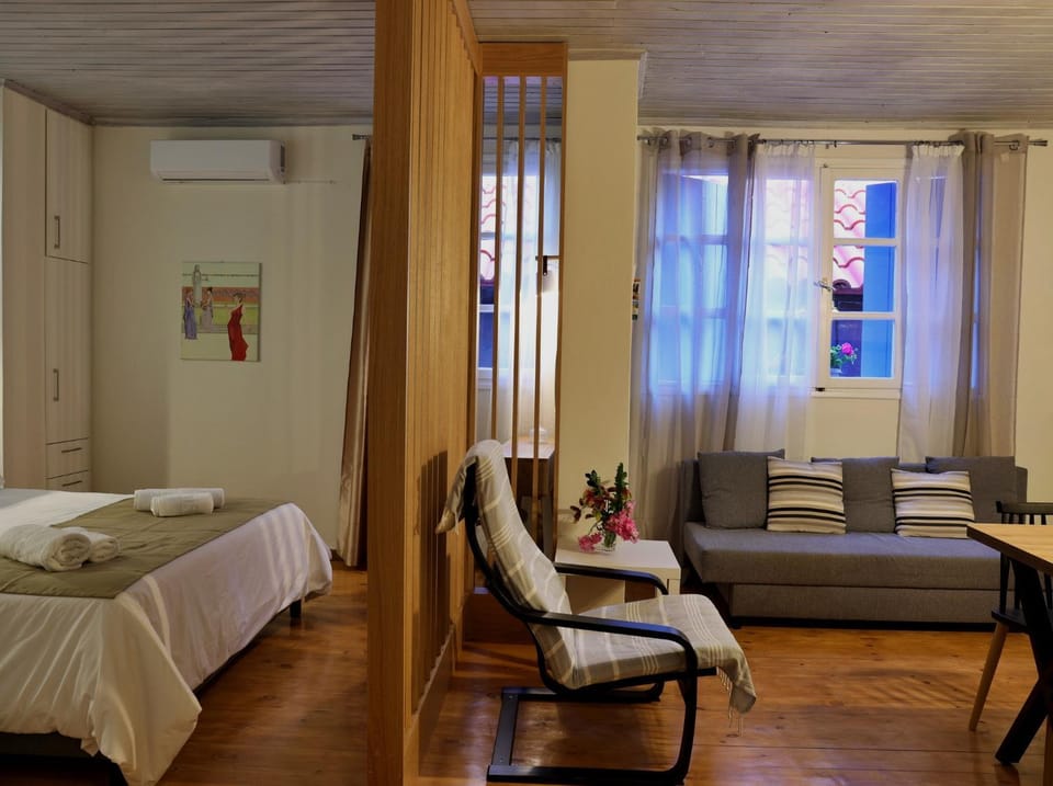 Bed, Living room, Photo of the whole room, Seating area, Bedroom, towels, air conditioner