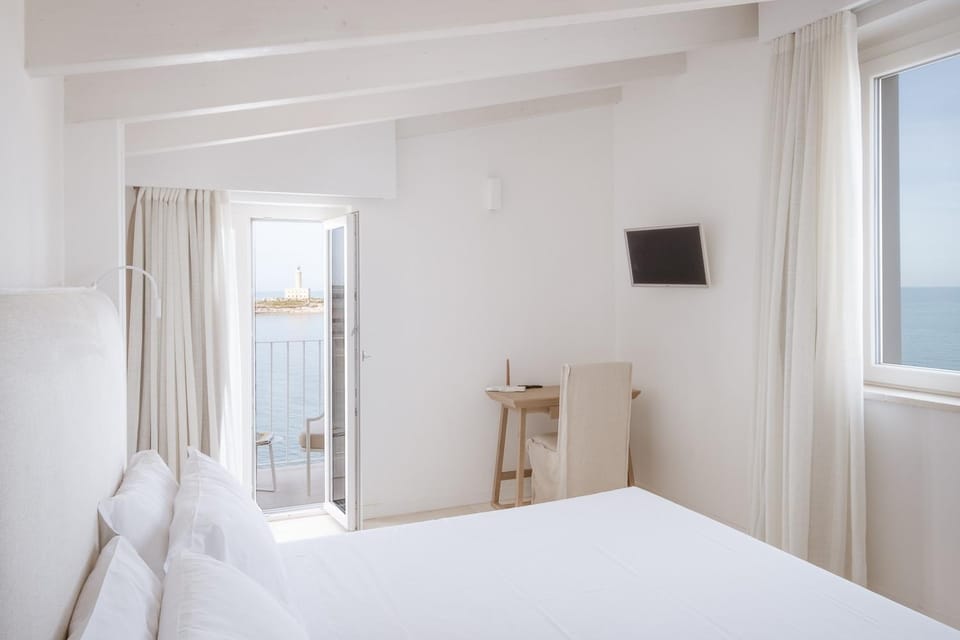 Bed, TV and multimedia, Bedroom