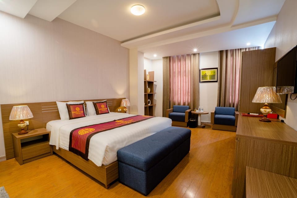 Photo of the whole room, Seating area, Bedroom