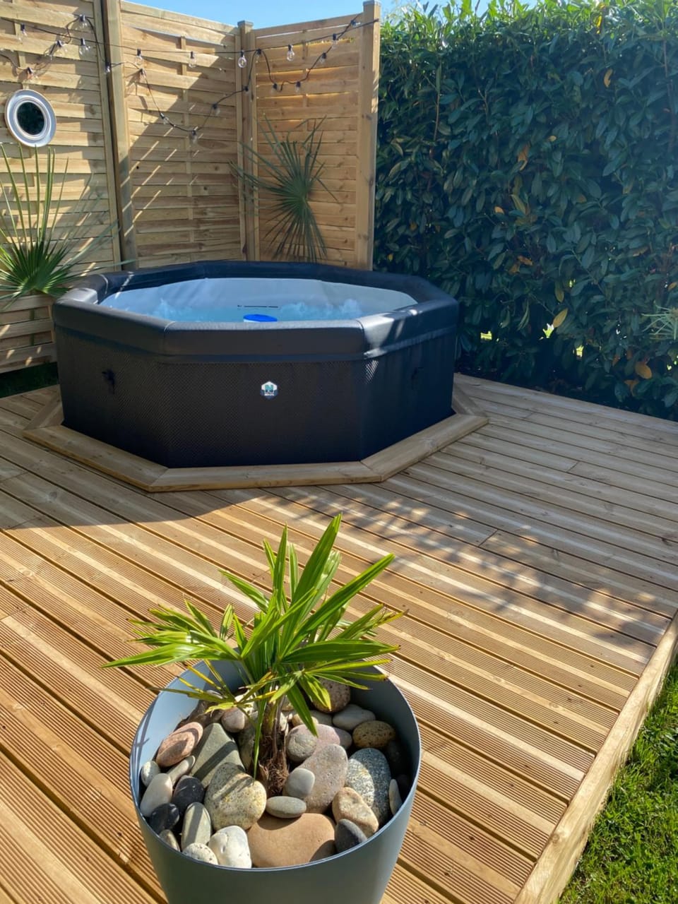 Patio, Hot Tub, Spa and wellness centre/facilities