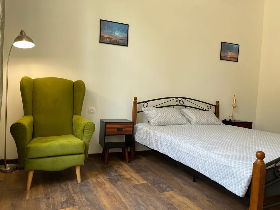 Bed, Living room, Photo of the whole room, Seating area, Bedroom