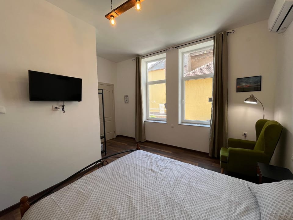 Communal lounge/ TV room, TV and multimedia, Photo of the whole room, Bedroom