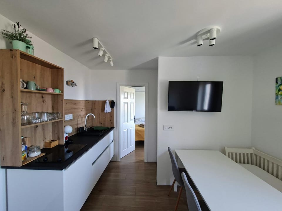 TV and multimedia, Kitchen or kitchenette, Dining area