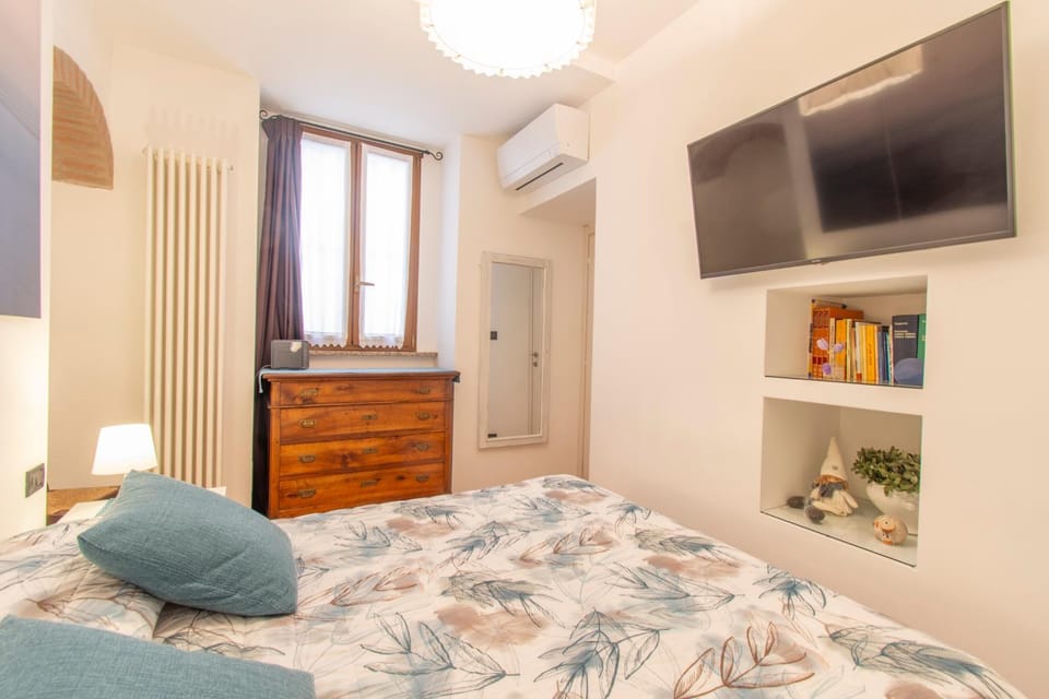 Bed, TV and multimedia, Bedroom, air conditioner