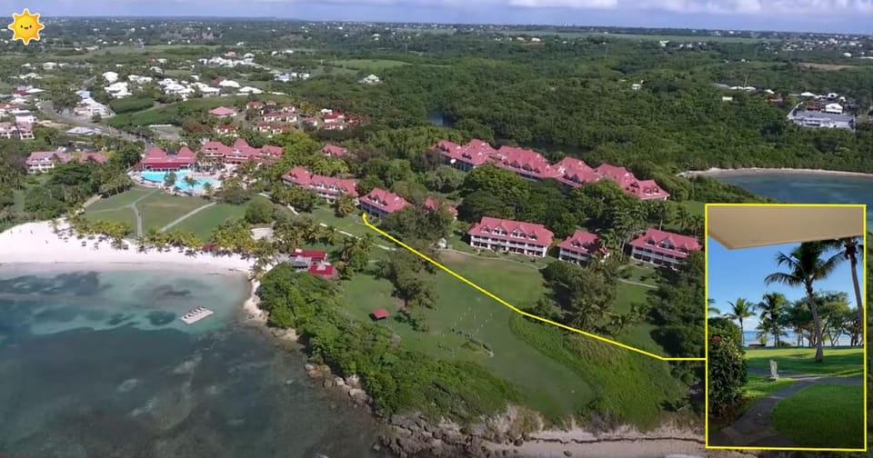 Grand studio 4 pers superbe vue mer et cocotiers dans Village Vacances Sainte-Anne plage à - 30 m Apartment in Sainte-Anne