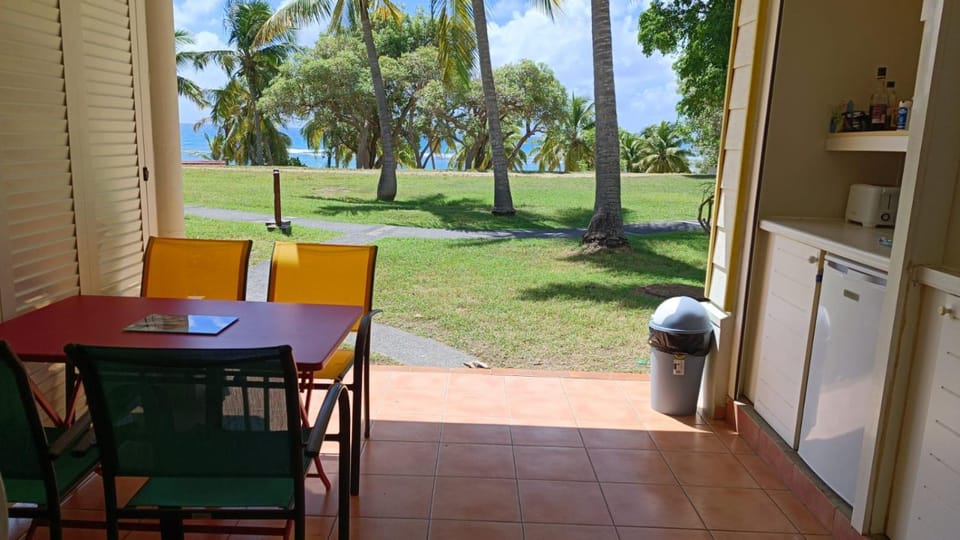 Grand studio 4 pers superbe vue mer et cocotiers dans Village Vacances Sainte-Anne plage à - 30 m Apartment in Sainte-Anne